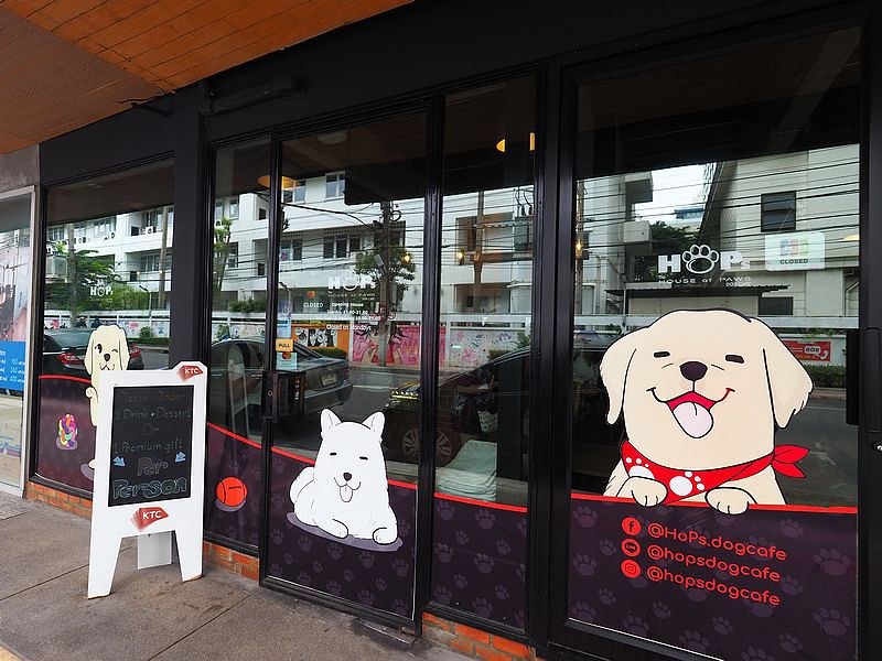 Bangkok,DogCafe,HoPs Dog Cafe,SiamSquare,THAI,下午茶,乾淨衛生,交通方便,咖啡,咖啡廳,寵物咖啡廳,曼谷,泰國,無味道,狗狗咖啡廳,甜點,紀念品,自由行,蜜糖吐司,鬆餅 @跟著Julie一起走吧